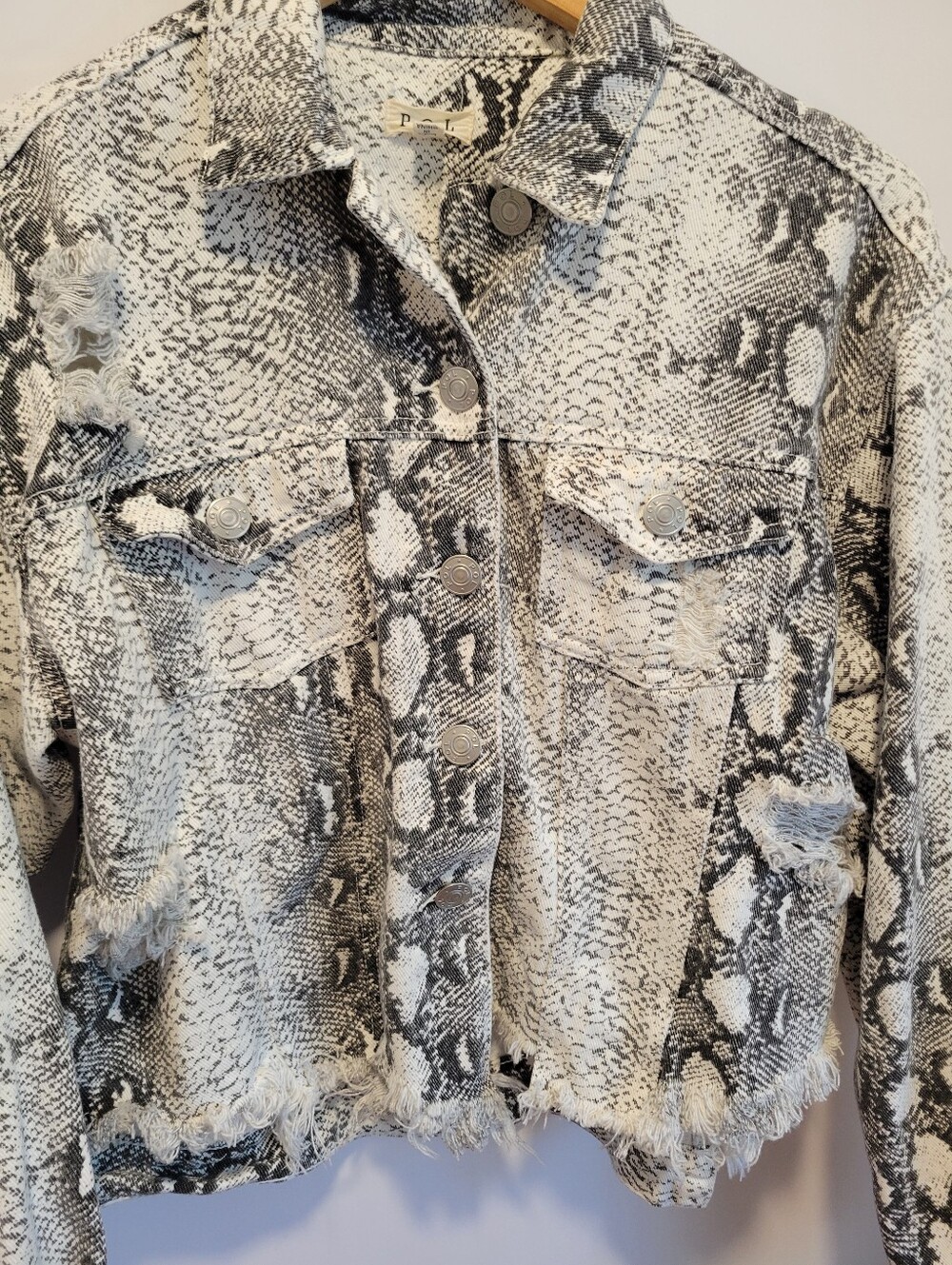 POL Crue Snakeskin Print Distressed Cropped Jacket Black Cream L Frayed Western - Picture 2 of 15
